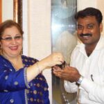 Vijay Malhotra and Ritu Nanda receiving the Alto-Car for exceptional performance in 2008